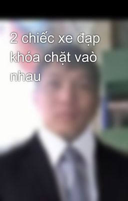 2 chiếc xe đạp khóa chặt vaò nhau