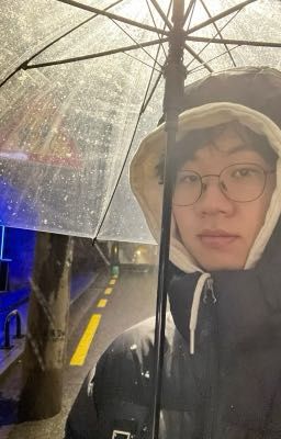 Bức Tranh Dang Dở và Màn Hình Sáng Lên 