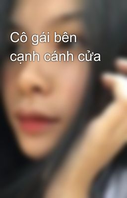 Cô gái bên cạnh cánh cửa