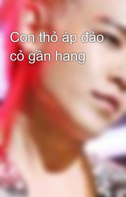 Con thỏ áp đảo cỏ gần hang