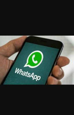 WhatsApp chat tra diversi personaggi di film 